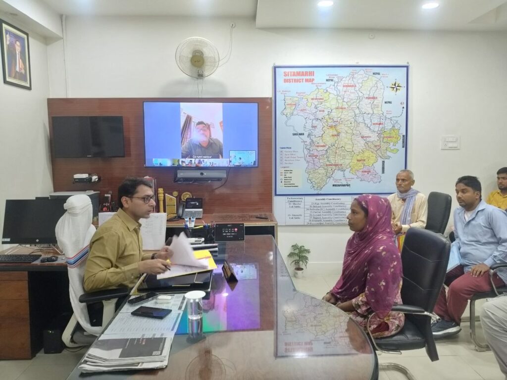 “सबका सम्मान-जीवन आसान” कार्यक्रम में जिलाधिकारी ने सुनीं जन समस्याएं।