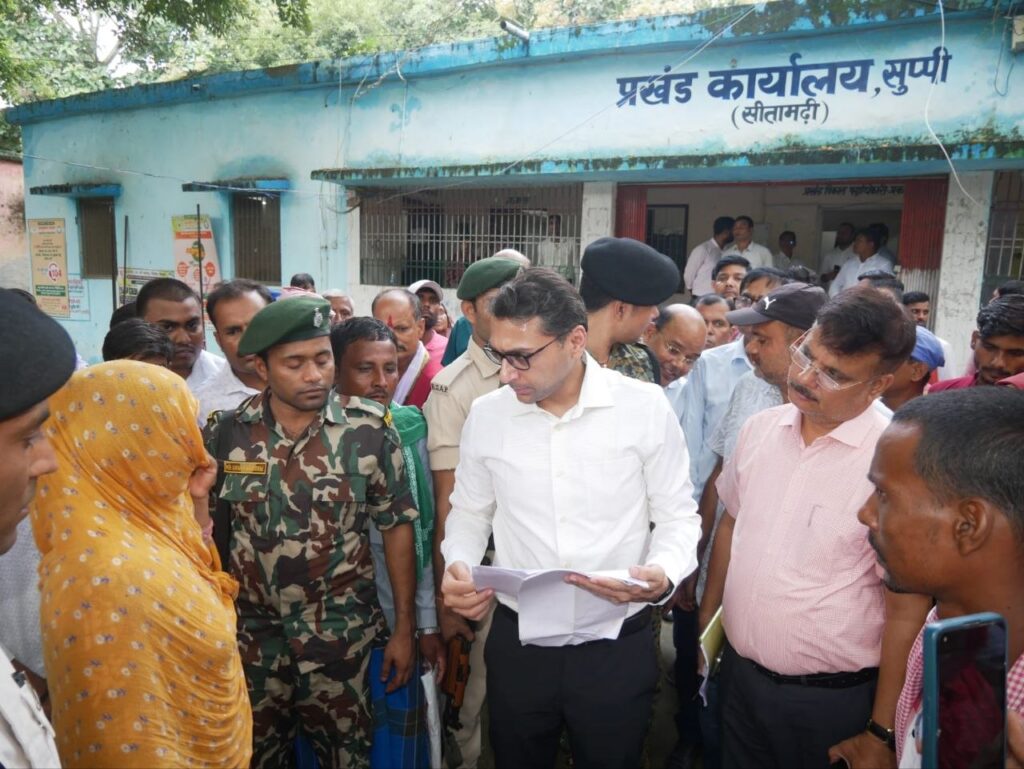 जिलाधिकारी ने रीगा एवं सुप्पी के प्रखंड-अंचल कार्यालयों का किया निरीक्षण