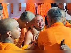 चिन्मय प्रभु को मां के अंतिम दर्शन के लिए मिली सिर्फ 5 घंटे की पैरोल, शुभेंदु अधिकारी ने साझा की विस्थापन की पीड़ा