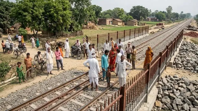अंबेडकरनगर के 100 गांवों को 3 दशक बाद भी रेलवे क्रॉसिंग का इंतजार, दूसरी लाइन बिछने पर बंद हुआ रास्ता