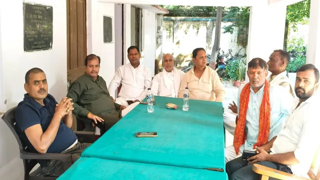 वाराणसी में पुतला दहन से पहले कांग्रेसियों को पुलिस ने हिरासत में लिया, थाने में बैठाया