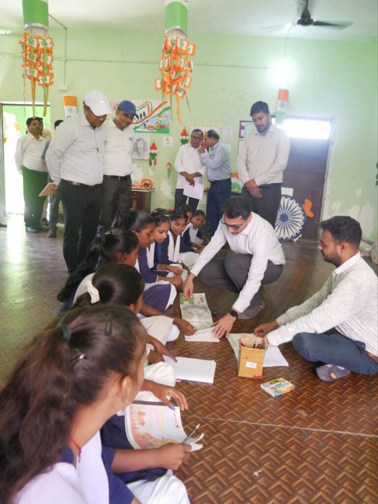 मॉडल स्कूलों में पहुंचकर पदाधिकारियों ने विद्यार्थियों का बढ़ाया उत्साह, शैक्षणिक व्यवस्था का लिया जायजा