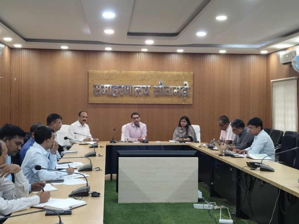 कायाकल्प अभियान को लेकर जिलाधिकारी ने की समीक्षा।