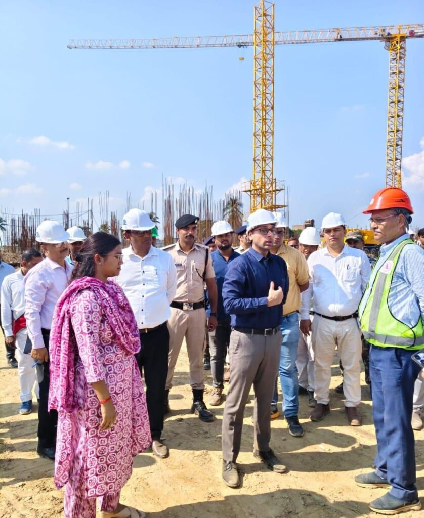 पुनौरा धाम मंदिर निर्माण कार्यों की जिलाधिकारी ने की समीक्षा