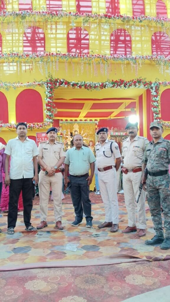 शारदीय नवरात्र के अवसर पर श्रद्धालुओं की सुरक्षा एवं विधि-व्यवस्था बनाए रखने हेतु सीतामढ़ी जिले के विभिन्न पूजा पंडालों एवं संवेदनशील स्थलों पर पर्याप्त संख्या में पुलिस बल की प्रतिनियुक्ति की गई है।