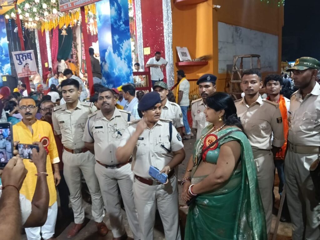 आज दिनांक 18.10.2026 को अनुमंडल पुलिस पदाधिकारी, पुपरी द्वारा अनुमंडल क्षेत्र अंतर्गत विभिन्न पूजा पंडालों का भौतिक निरीक्षण किया गया