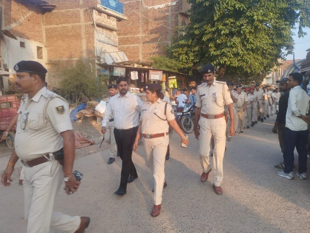दुर्गा पूजा के मद्देनजर अनुमंडल पदाधिकारी एवं अनुमंडल पुलिस पदाधिकारी के नेतृत्व में फ्लैग मार्च