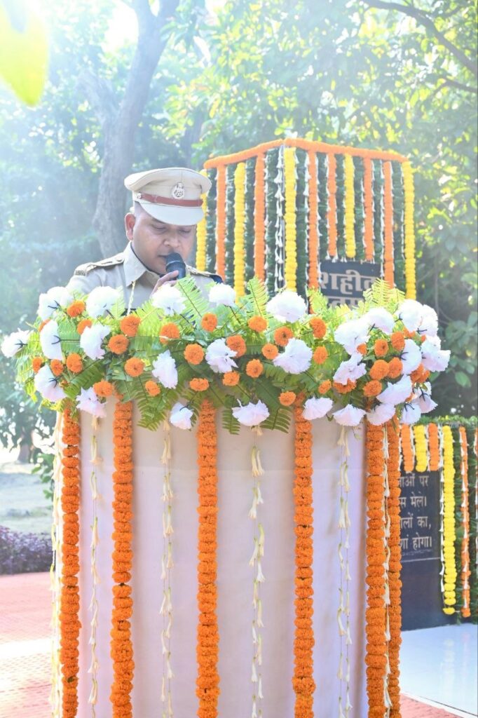 आज दिनांक 21.10.2026 को पुलिस संस्मरण दिवस के अवसर पर पुलिस केंद्र, सीतामढ़ी में आयोजित कार्यक्रम में पुलिस अधीक्षक, सीतामढ़ी द्वारा खाकी वर्दी में उन सभी अमर शहीदों को भावभीनी श्रद्धांजलि अर्पित की गई जिन्होंने आंतरिक सुरक्षा व्यवस्था को बनाए रखने में अपना सर्वोच्च बलिदान दिया है।