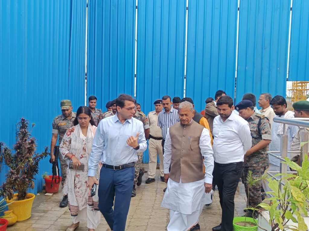 पुनौरा धाम मंदिर निर्माण कार्यों की जिलाधिकारी ने की समीक्षा