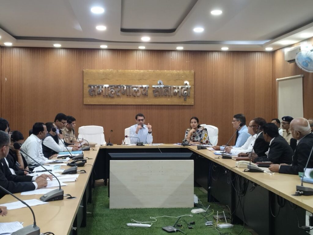 जिलाधिकारी सीतामढ़ी, श्री तनय सुल्तानिया की अध्यक्षता में समाहरणालय स्थित विमर्श कक्ष में अभियोजन की बैठक की गई।